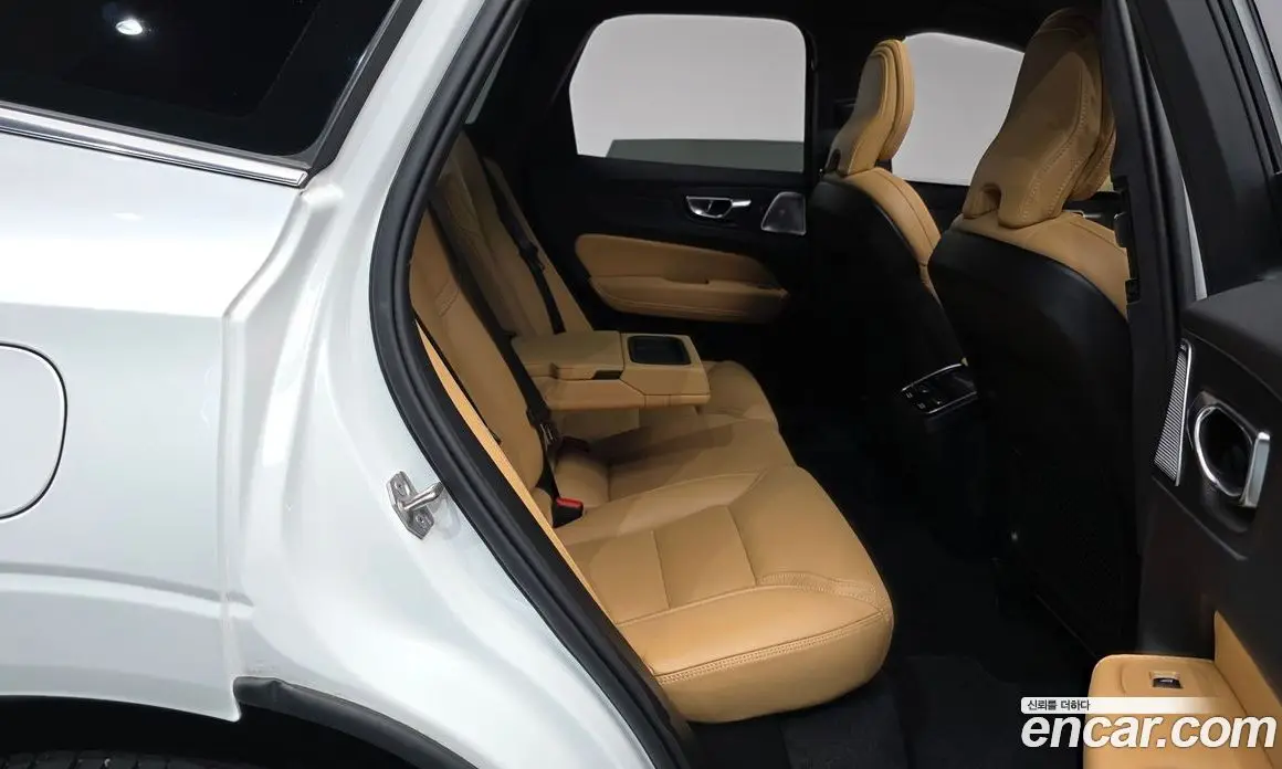 Volvo XC60 2021 2.0 автомат (гидро), фото 16