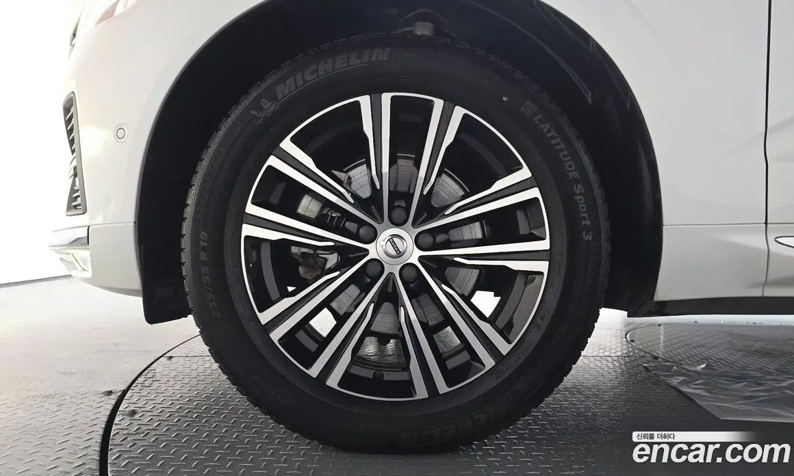 Volvo XC60 2021 2.0 автомат (гидро), фото 4