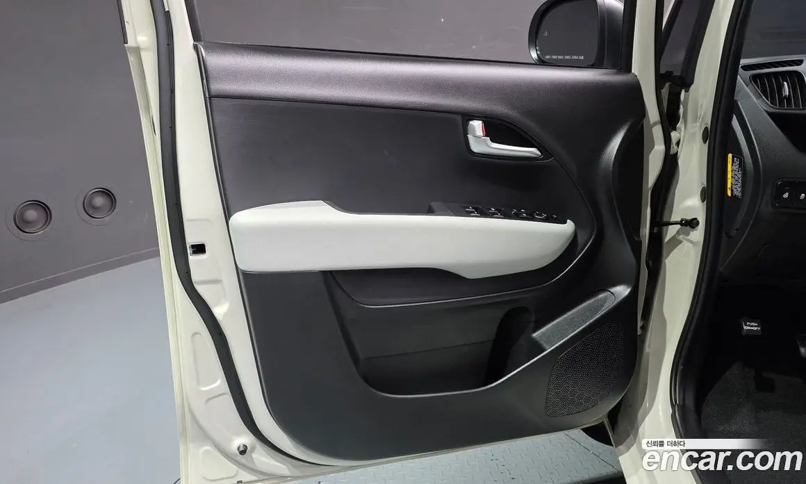 Kia Ray 2023 1.0 автомат (гидро), фото 14