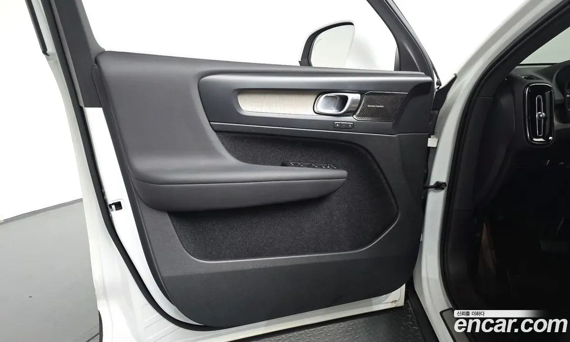 Volvo XC40 2020 2.0 автомат (гидро), фото 13