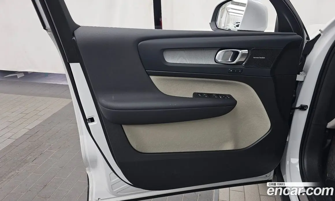 Volvo XC40 2025 2.0 автомат (гидро), фото 14