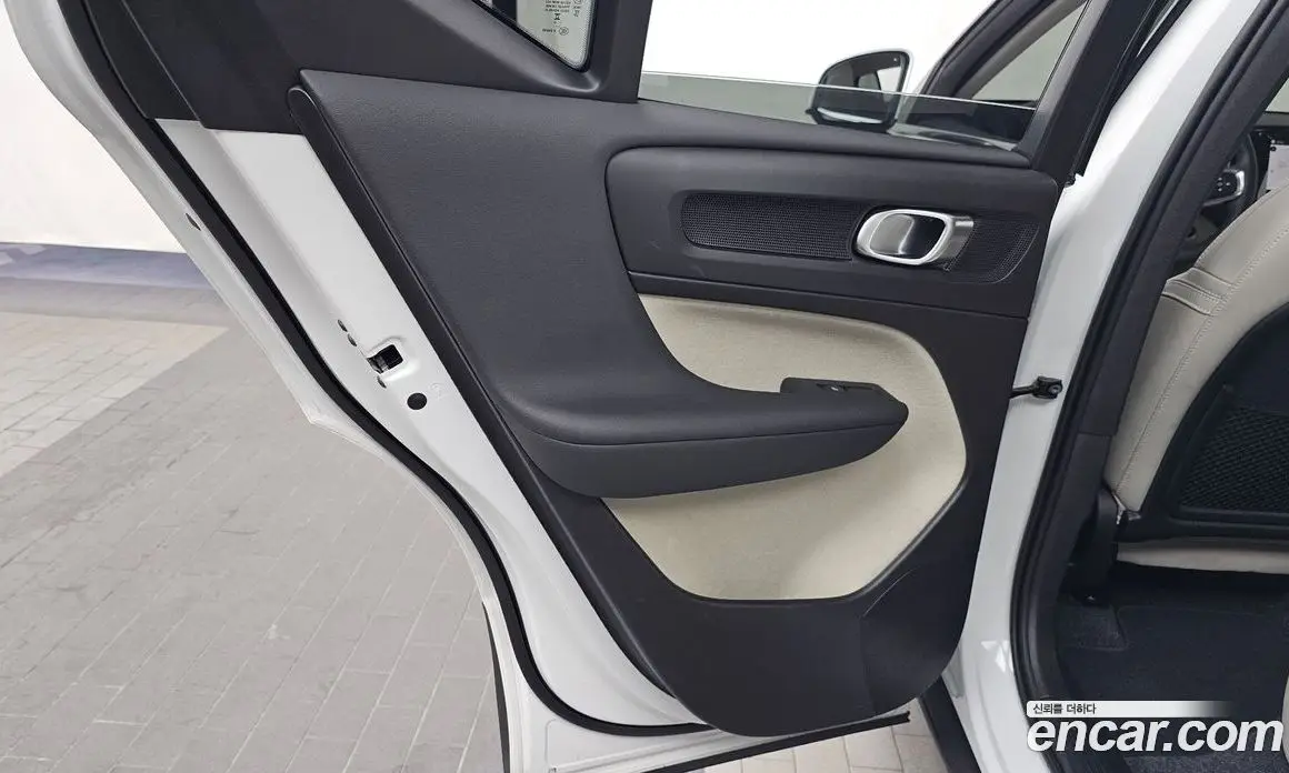 Volvo XC40 2025 2.0 автомат (гидро), фото 15