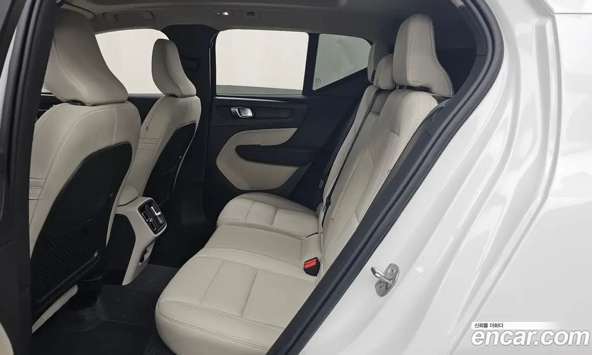 Volvo XC40 2025 2.0 автомат (гидро), фото 16