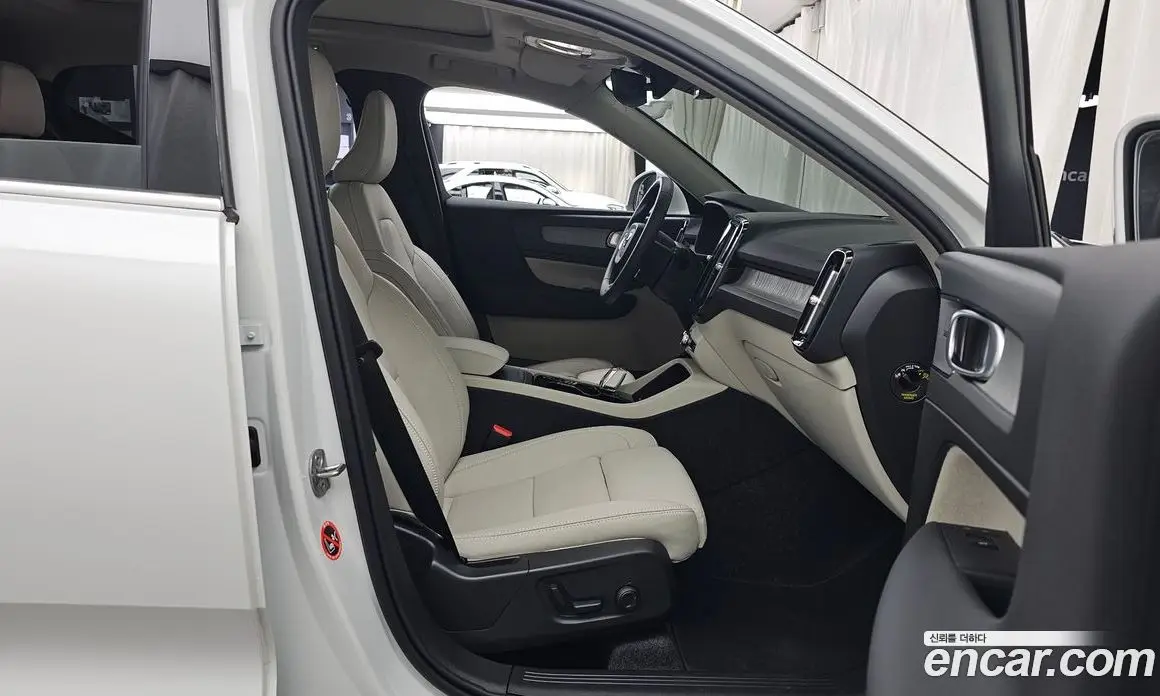 Volvo XC40 2025 2.0 автомат (гидро), фото 17