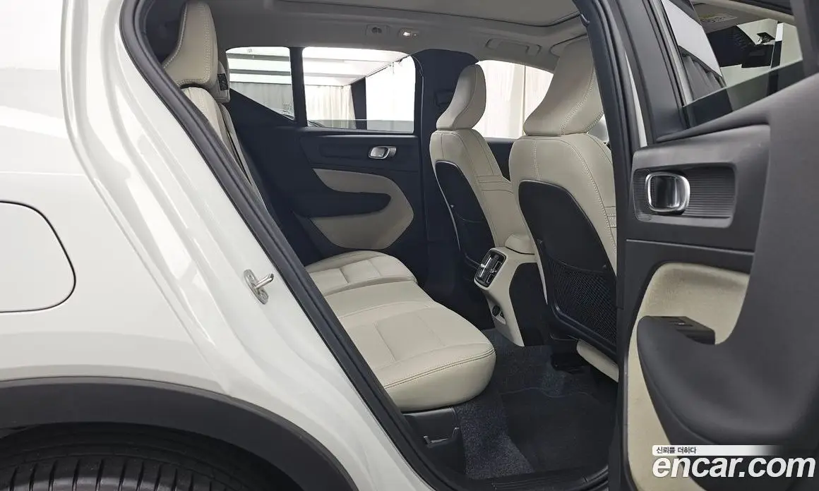 Volvo XC40 2025 2.0 автомат (гидро), фото 18