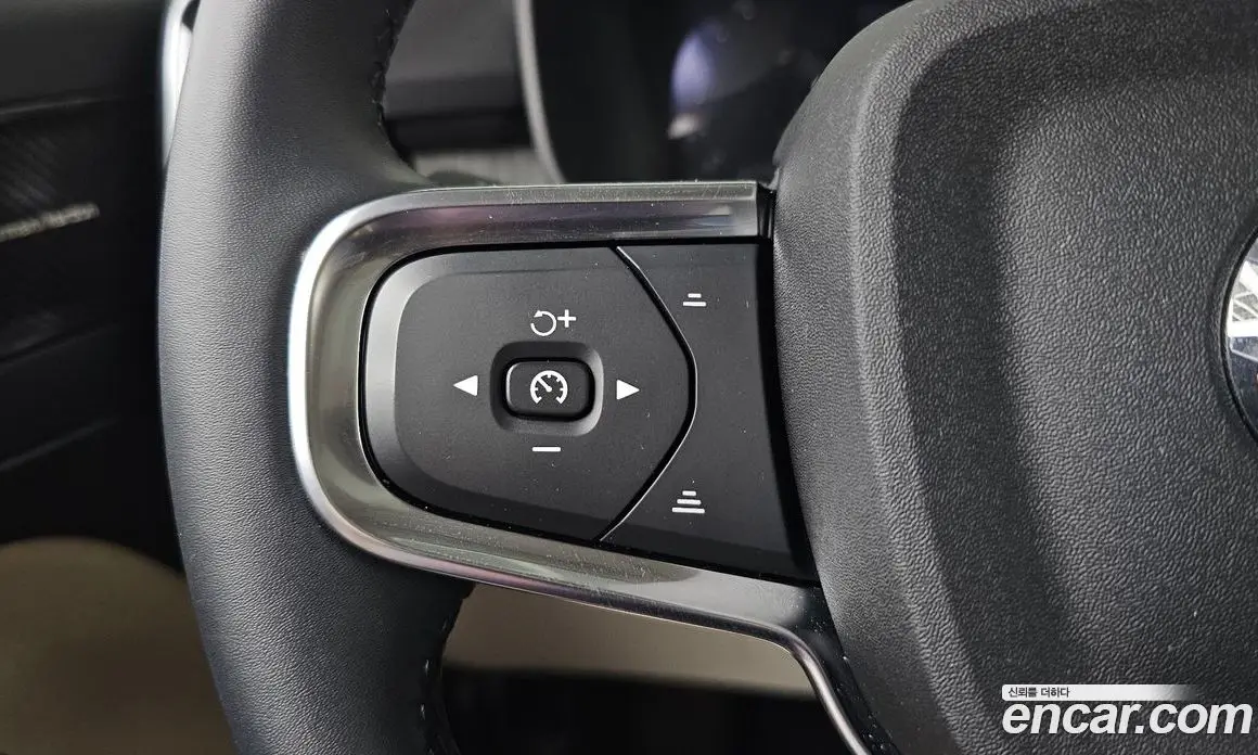 Volvo XC40 2025 2.0 автомат (гидро), фото 34
