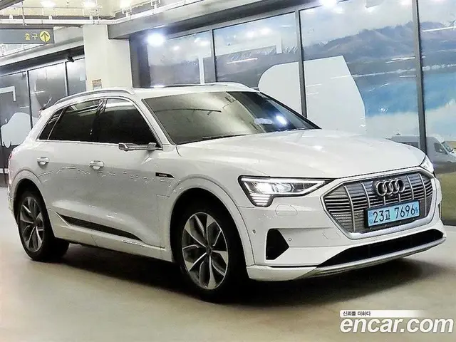 Audi e-tron 2021 автомат (гидро), миниатюра 2