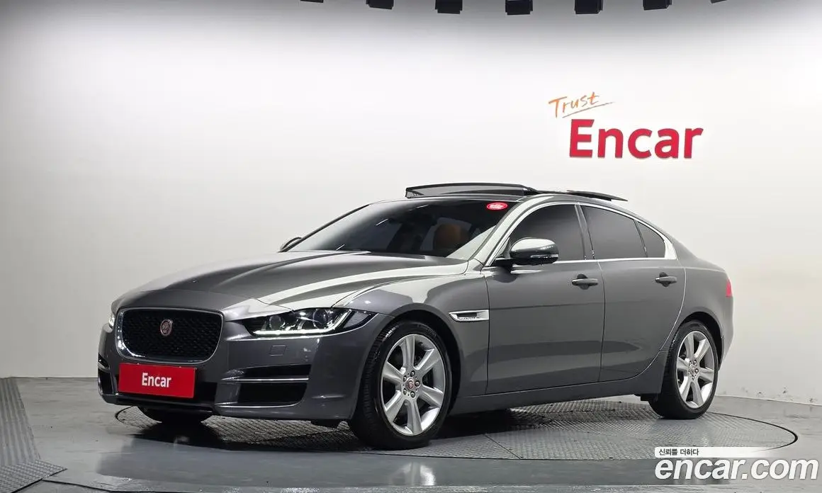 Jaguar XE 2016 2.0 автомат (гидро), фото 1 Jaguar XE 2016 2.0 автомат (гидро), фото 1