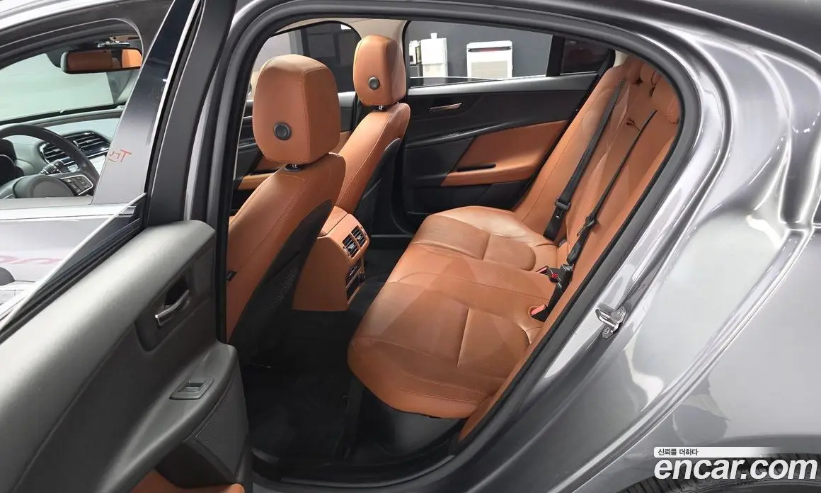 Jaguar XE 2016 2.0 автомат (гидро), фото 12 Jaguar XE 2016 2.0 автомат (гидро), фото 12