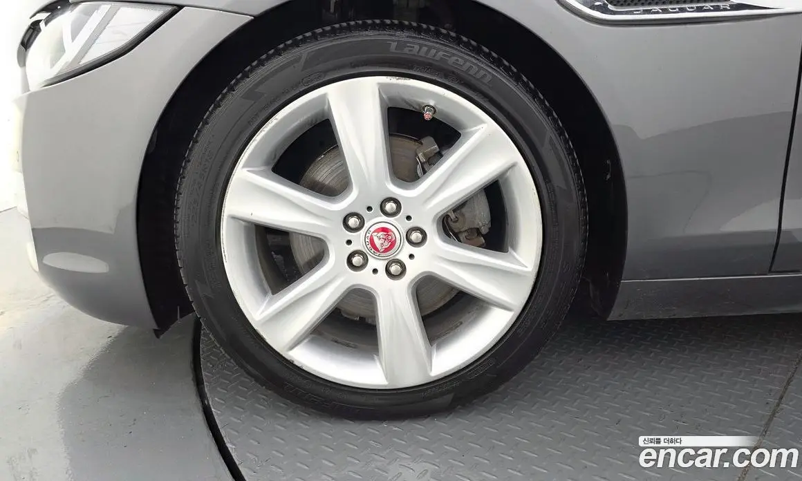 Jaguar XE 2016 2.0 автомат (гидро), фото 5 Jaguar XE 2016 2.0 автомат (гидро), фото 5