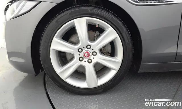 Jaguar XE 2016 2.0 автомат (гидро), миниатюра 5 Jaguar XE 2016 2.0 автомат (гидро), миниатюра 5