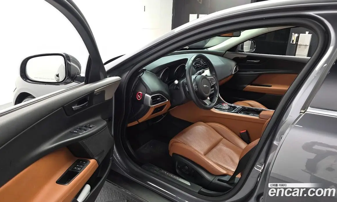 Jaguar XE 2016 2.0 автомат (гидро), фото 10 Jaguar XE 2016 2.0 автомат (гидро), фото 10