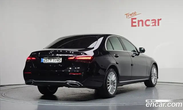 Mercedes-Benz E-Class 2022 2.0 автомат (гидро), миниатюра 2