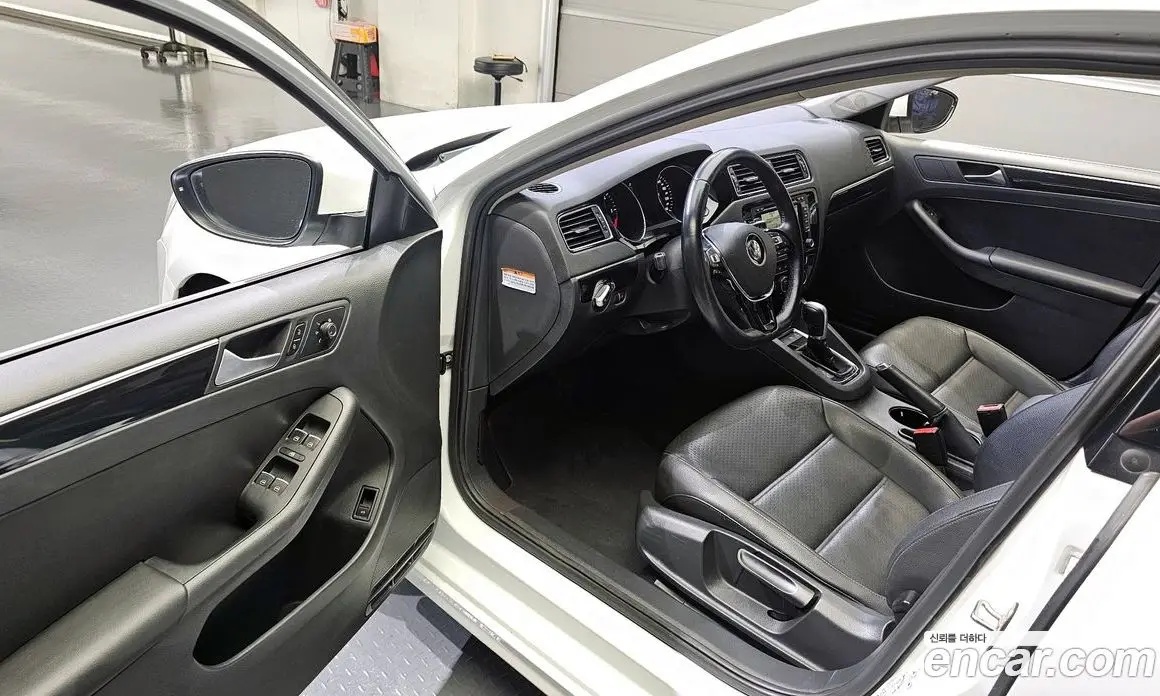 Volkswagen Jetta 2015 2.0 автомат (гидро), фото 10 Volkswagen Jetta 2015 2.0 автомат (гидро), фото 10