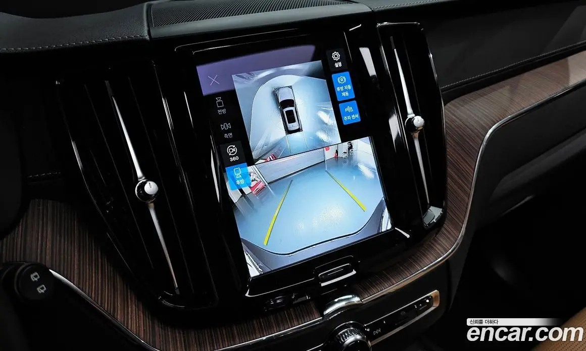 Volvo XC60 2023 2.0 автомат (гидро), фото 16