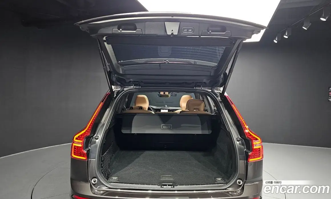 Volvo XC60 2023 2.0 автомат (гидро), фото 20