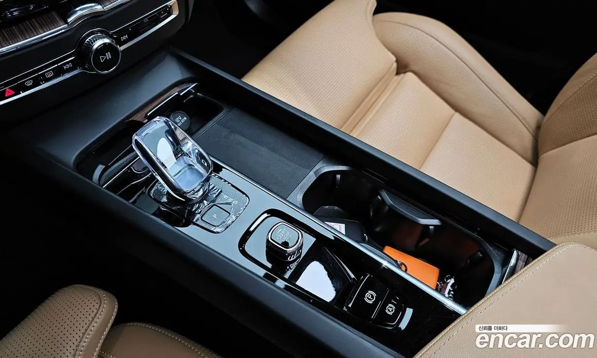 Volvo XC60 2023 2.0 автомат (гидро), фото 9