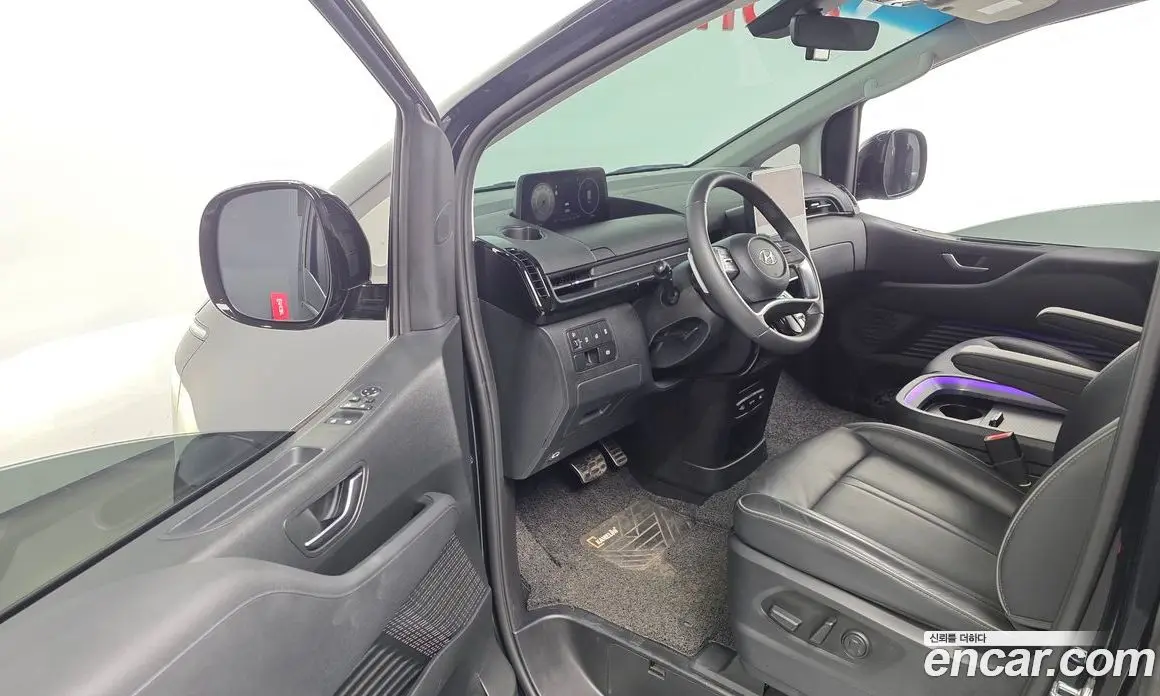 Hyundai Staria 2023 2.2 автомат (гидро), фото 13