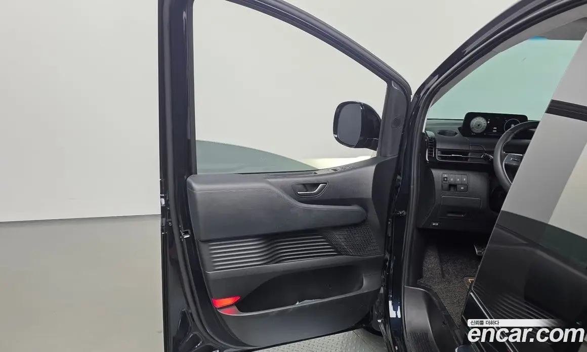 Hyundai Staria 2023 2.2 автомат (гидро), фото 14