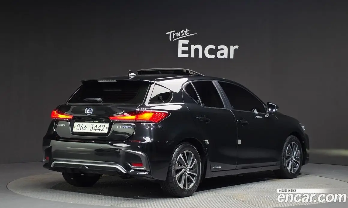 Lexus CT200h 2017 1.8 автомат (гидро), фото 2 Lexus CT200h 2017 1.8 автомат (гидро), фото 2