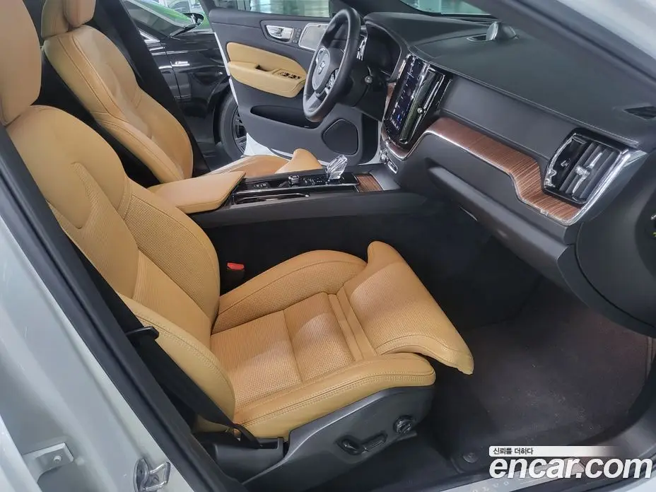 Volvo XC60 2023 2.0 автомат (гидро), фото 13