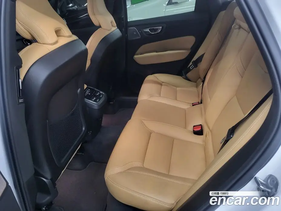 Volvo XC60 2023 2.0 автомат (гидро), фото 16