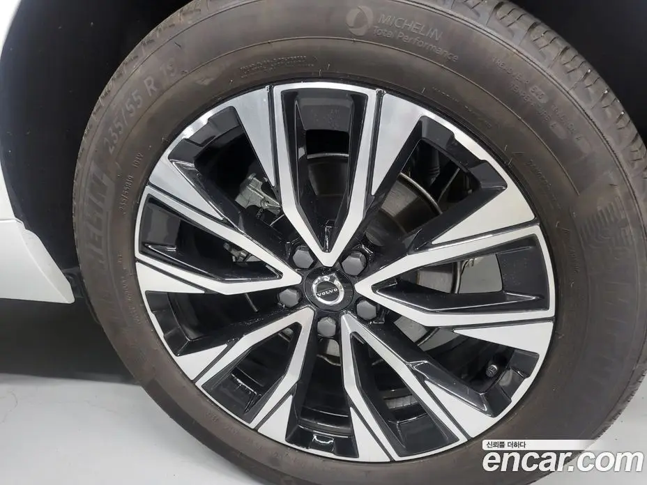 Volvo XC60 2023 2.0 автомат (гидро), фото 19