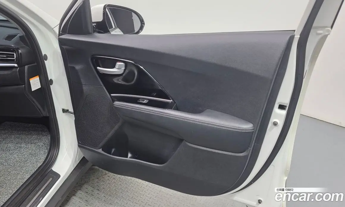 Kia Niro 2019 1.6 автомат (гидро), фото 14
