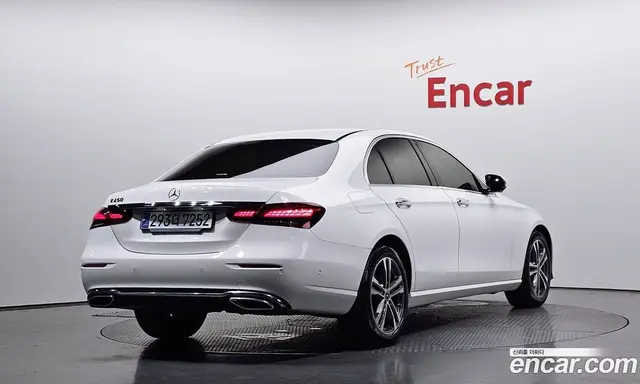 Mercedes-Benz E-Class 2023 2.0 автомат (гидро), миниатюра 1