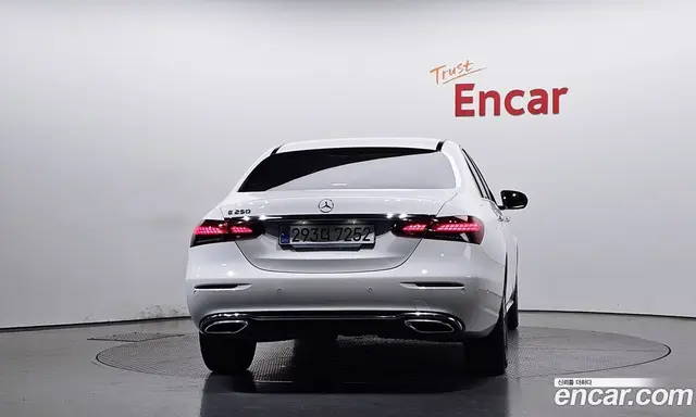 Mercedes-Benz E-Class 2023 2.0 автомат (гидро), миниатюра 3