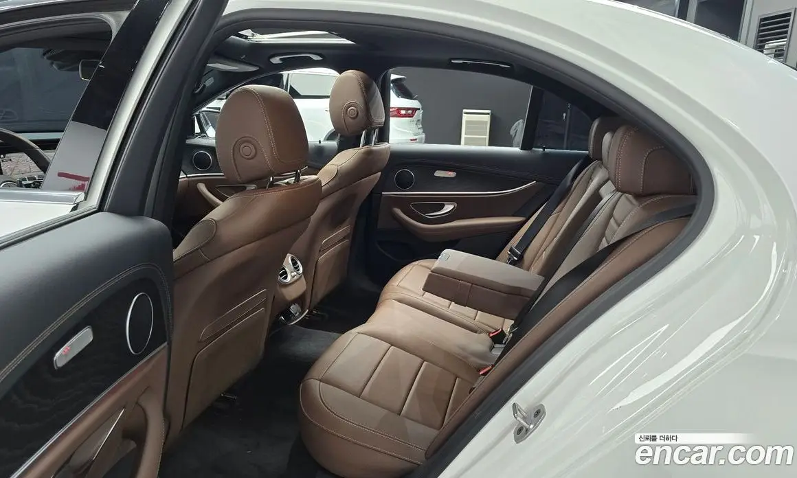 Mercedes-Benz E-Class 2023 2.0 автомат (гидро), фото 12