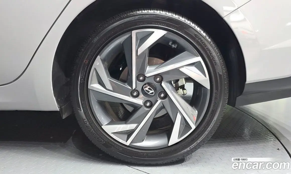Hyundai Avante 2023 1.6 автомат (гидро), фото 7