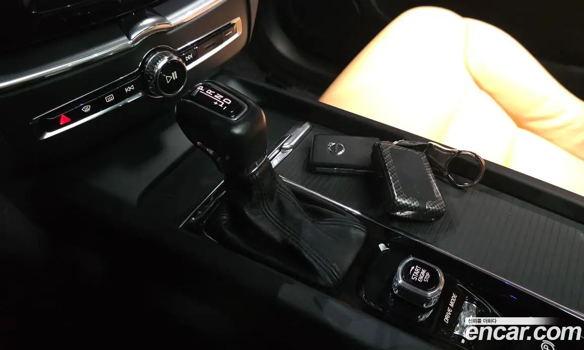 Volvo XC60 2018 2.0 автомат (гидро), фото 12