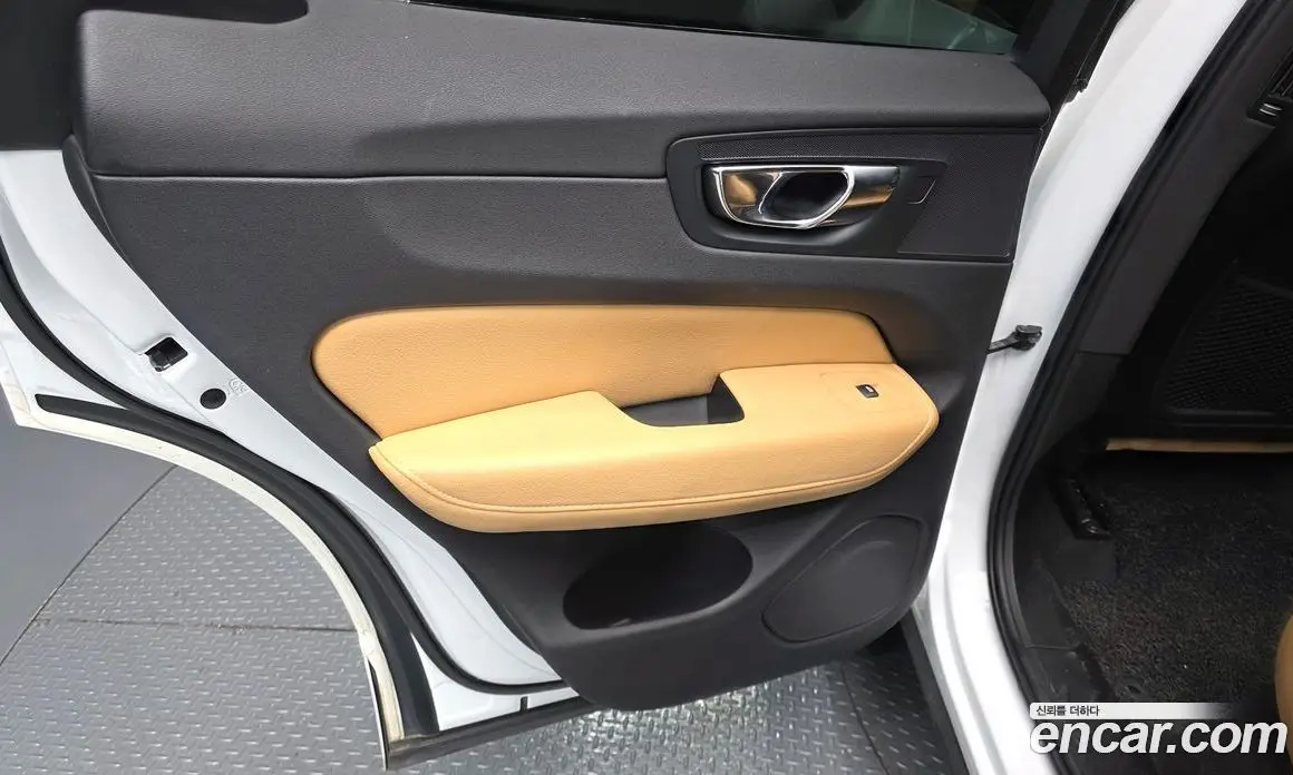 Volvo XC60 2018 2.0 автомат (гидро), фото 15