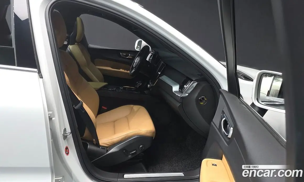 Volvo XC60 2018 2.0 автомат (гидро), фото 17