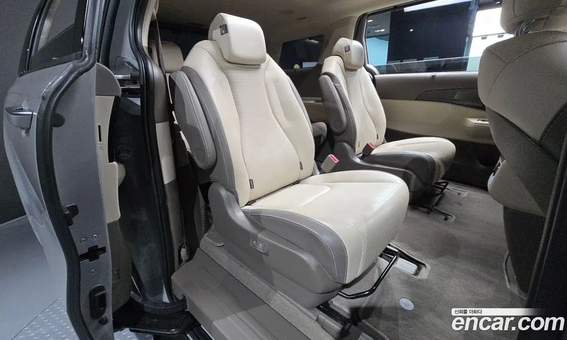 Kia Carnival 2024 1.6 автомат (гидро), фото 17
