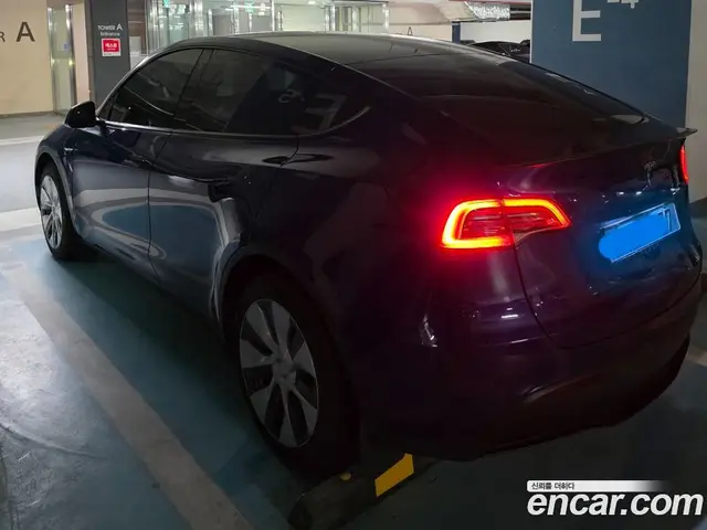 Tesla Model Y 2023 автомат (гидро), миниатюра 2