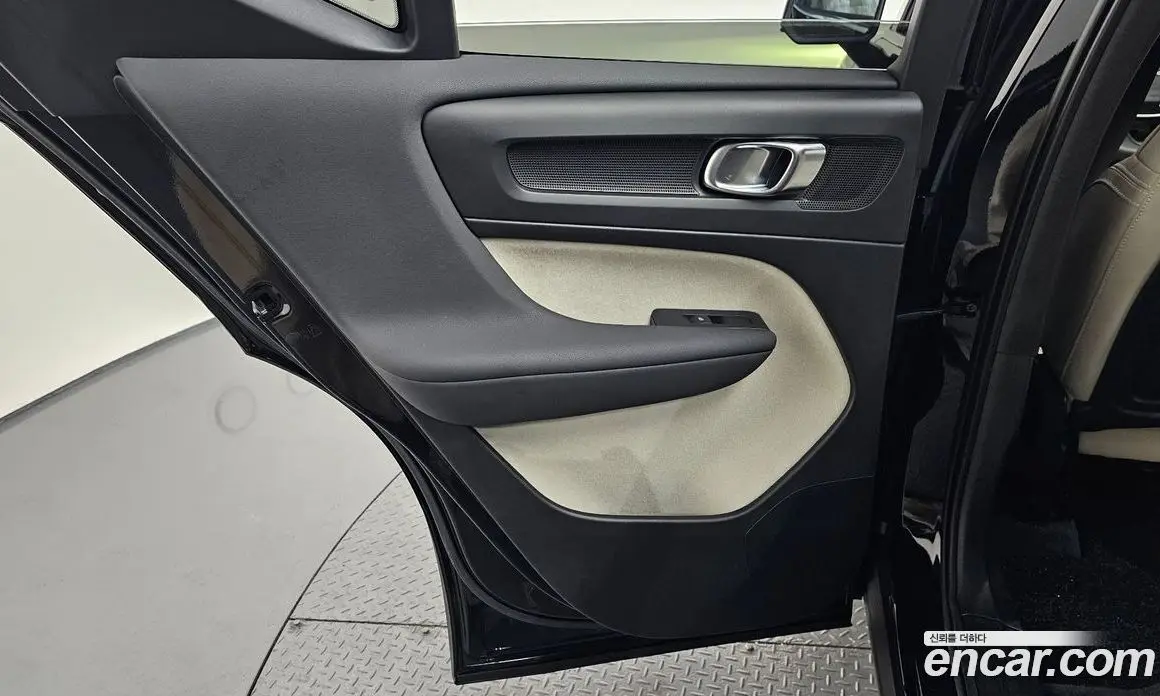 Volvo XC40 2023 2.0 автомат (гидро), фото 15