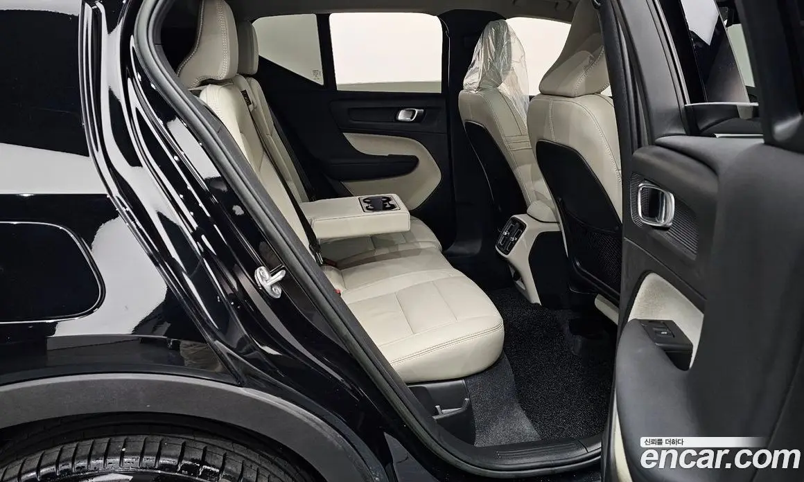 Volvo XC40 2023 2.0 автомат (гидро), фото 16