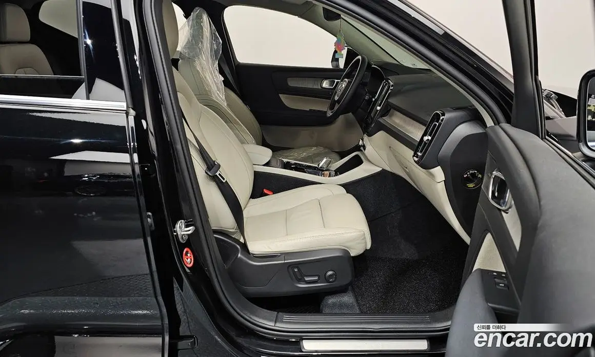 Volvo XC40 2023 2.0 автомат (гидро), фото 17