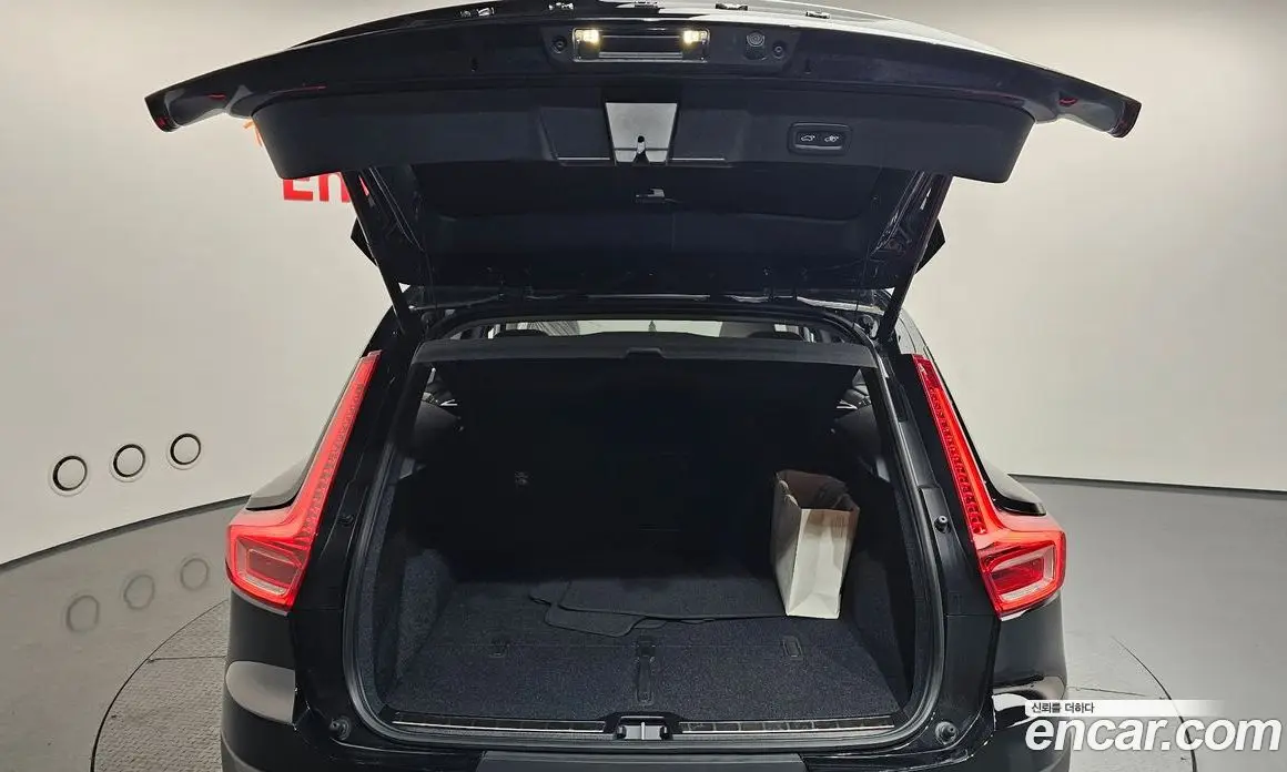 Volvo XC40 2023 2.0 автомат (гидро), фото 26
