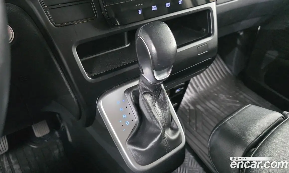 Hyundai Staria 2023 2.2 автомат (гидро), фото 12