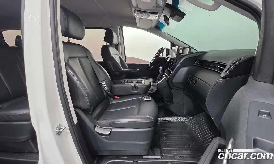 Hyundai Staria 2023 2.2 автомат (гидро), фото 13