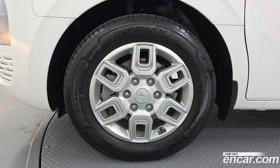 Hyundai Staria 2023 2.2 автомат (гидро), фото 5