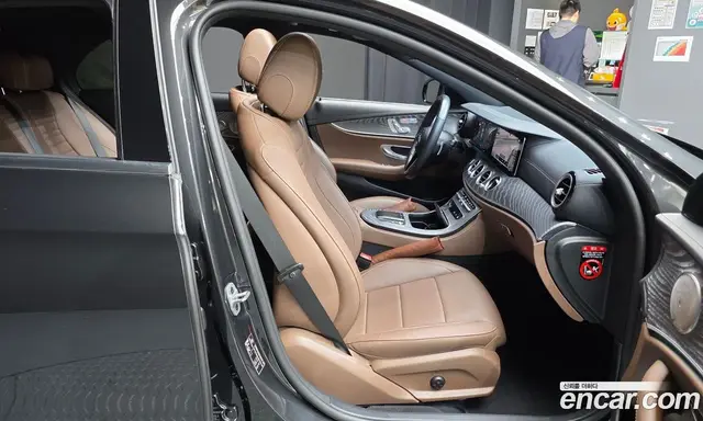 Mercedes-Benz E-Class 2022 2.0 автомат (гидро), миниатюра 12