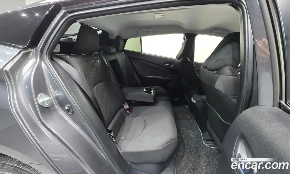 Toyota Prius 2019 1.8 автомат (гидро), фото 25 Toyota Prius 2019 1.8 автомат (гидро), фото 25