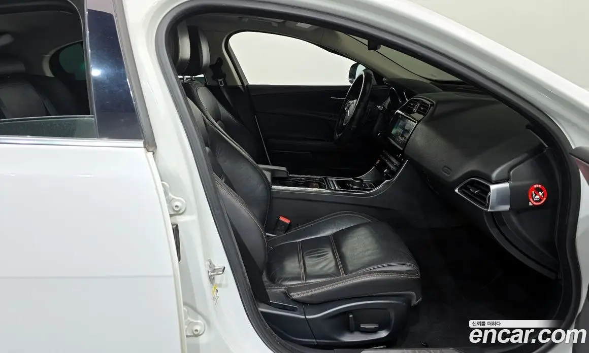 Jaguar XE 2016 2.0 автомат (гидро), фото 11 Jaguar XE 2016 2.0 автомат (гидро), фото 11