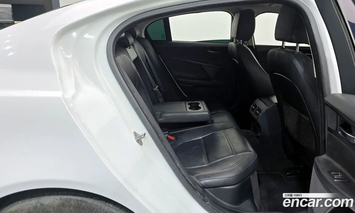 Jaguar XE 2016 2.0 автомат (гидро), фото 12 Jaguar XE 2016 2.0 автомат (гидро), фото 12