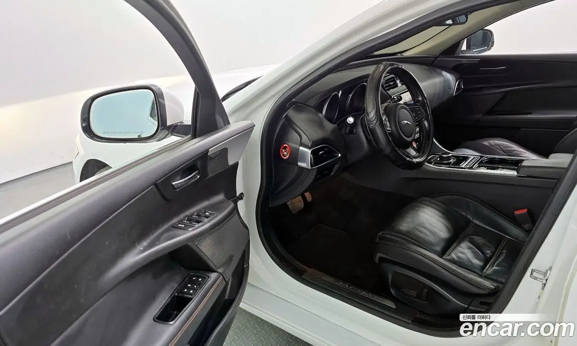 Jaguar XE 2016 2.0 автомат (гидро), фото 10 Jaguar XE 2016 2.0 автомат (гидро), фото 10