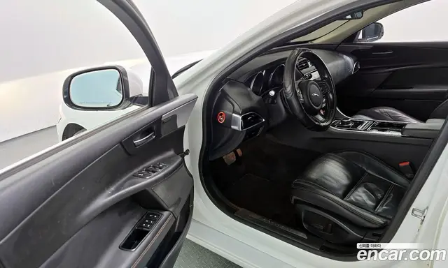 Jaguar XE 2016 2.0 автомат (гидро), миниатюра 10 Jaguar XE 2016 2.0 автомат (гидро), миниатюра 10